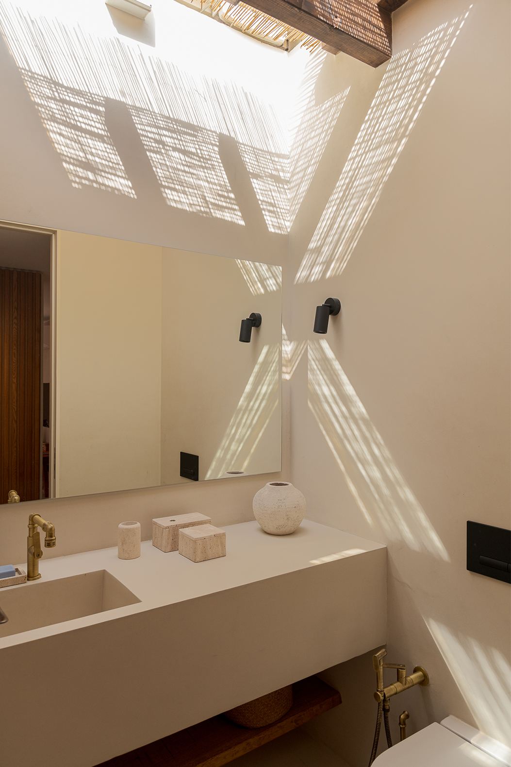 Microcimento — Casa de banho com luz zenital — paredes e bancada