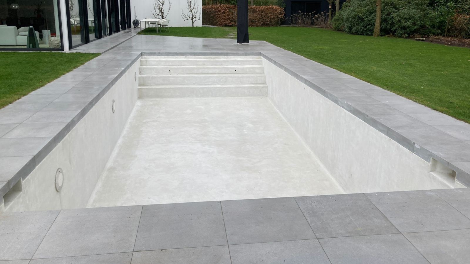 Revestimento de piscinas — Piscina exterior — acabamento DEKK claro