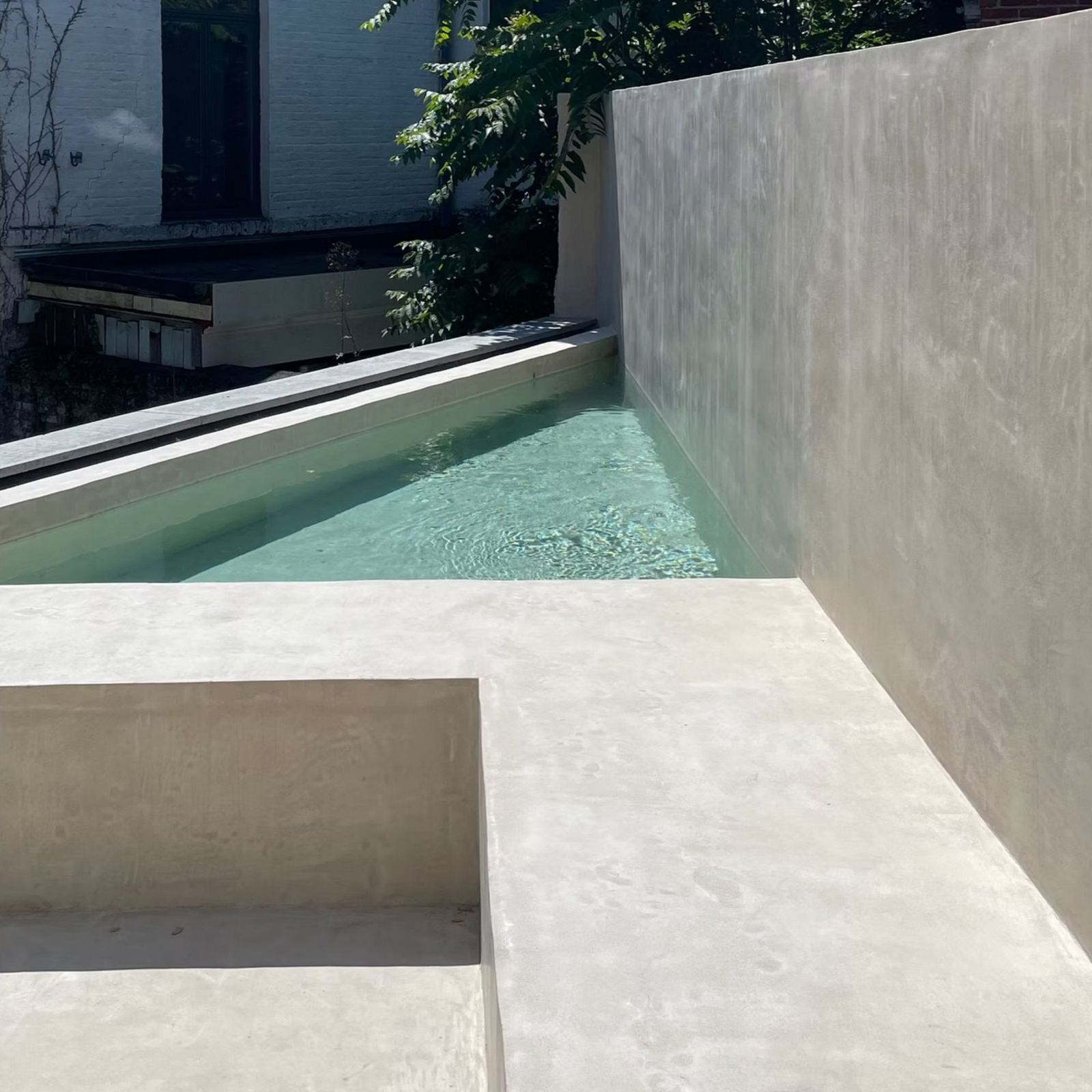 Revestimento de piscinas — Piscina e terraço na mesma superfície contínua