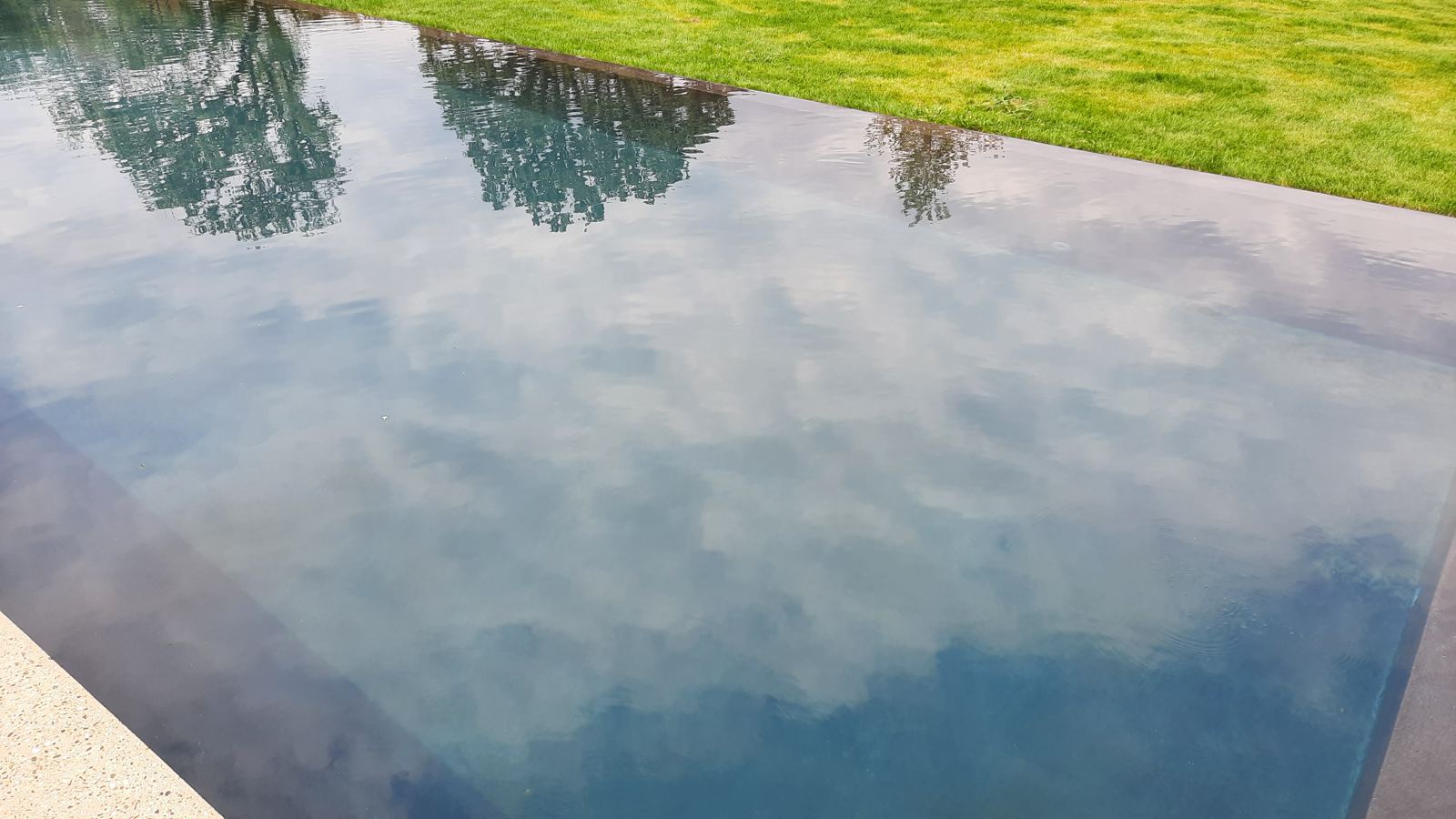 Revestimento de piscinas — Cor de água sobre acabamento antracite