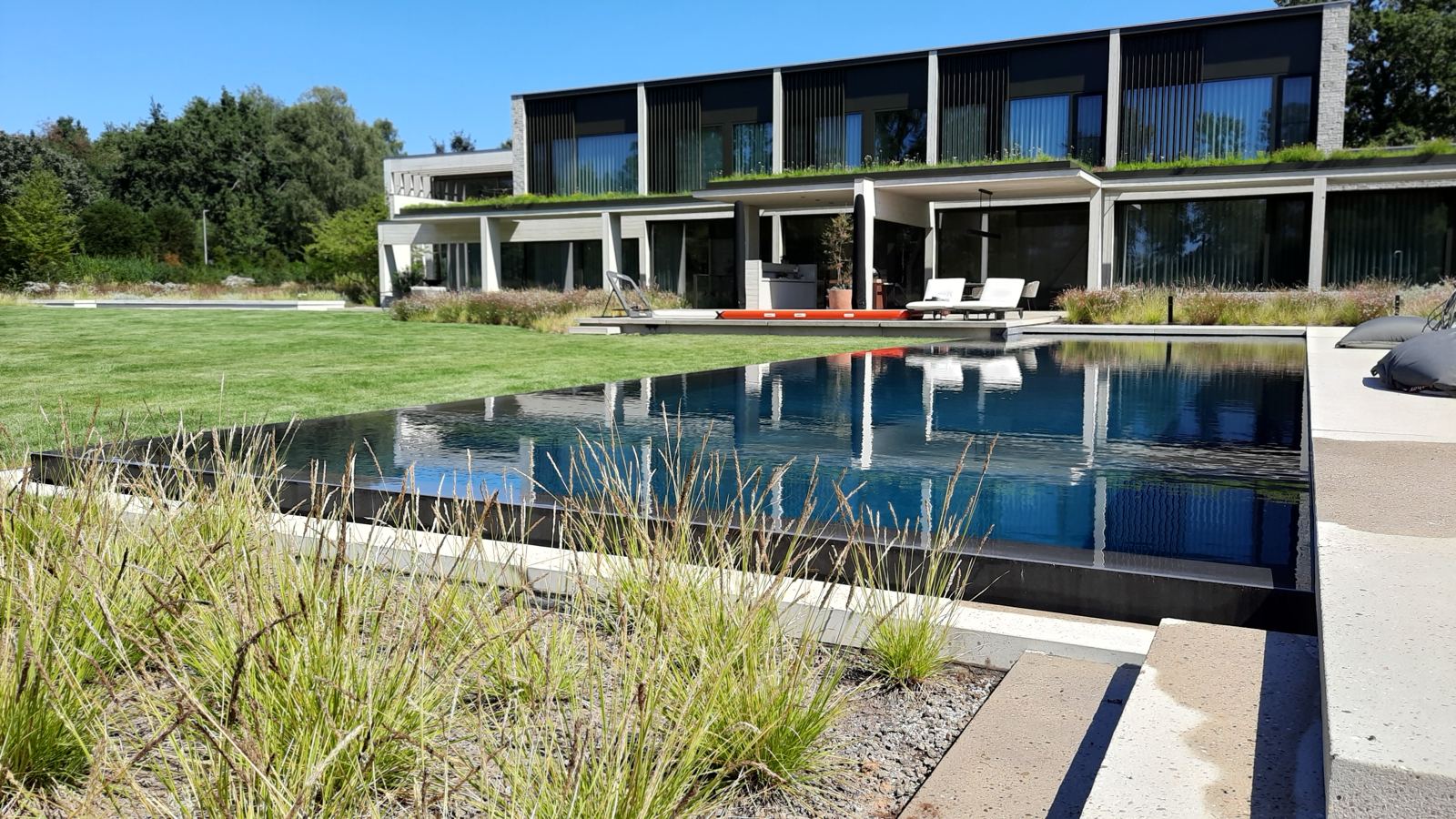 Revestimento de piscinas — Moradia com piscina DEKK e deck envolvente