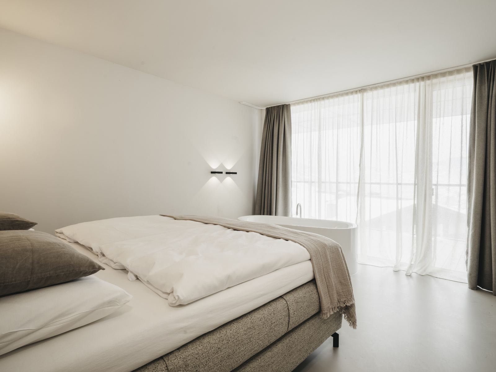Pavimentos contínuos — Hotelaria, quarto — referência Senso