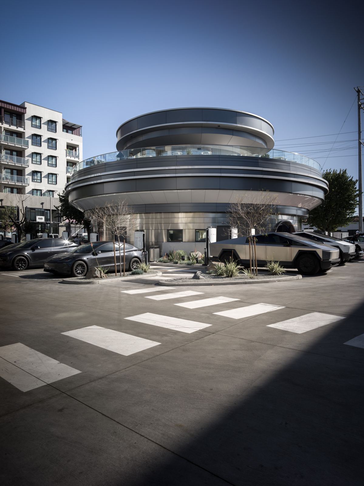 Pavimentos contínuos — Tesla Diner, Hollywood — referência Senso